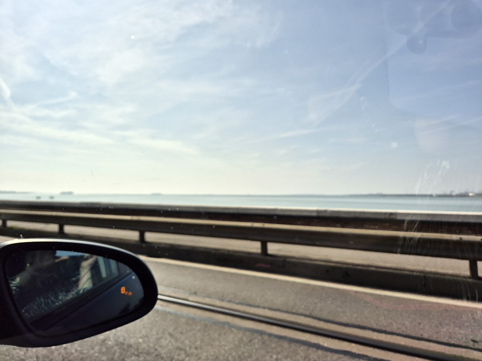 Anfahrt nach Venedig über den Damm durch die Lagune