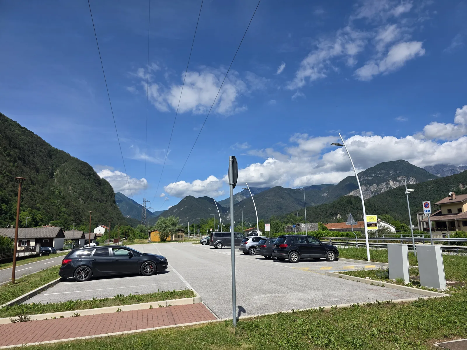 Parkplatz mit Alpenpanorama als Pausenstopp bei der Autoreise mit Hund