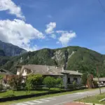 Rastplatz mit Bergblick auf der Heimfahrt — Pause bei der Autoreise mit Hund