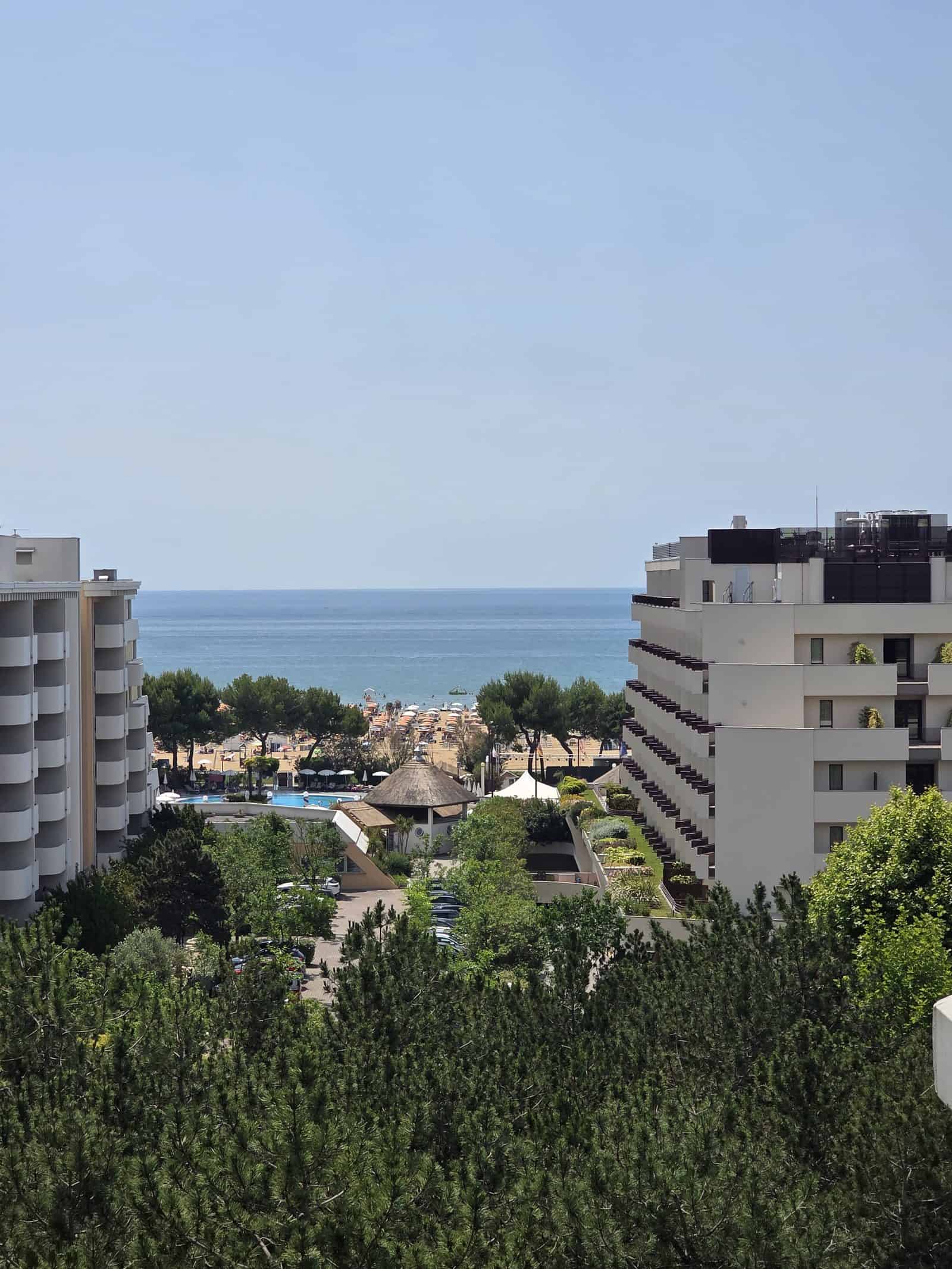 Blick über Bibione mit Hotels, Pinien, Strand und Adria