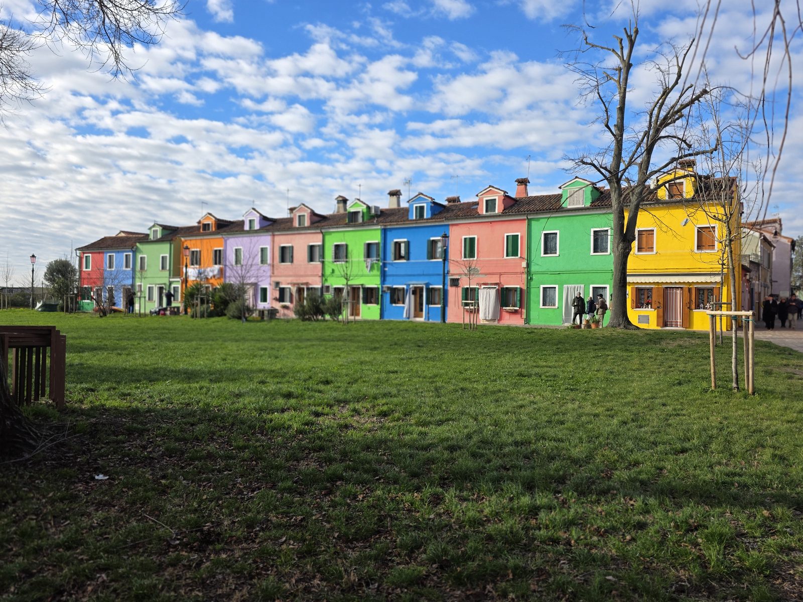 Bunte Häuser von Burano mit Grünfläche davor