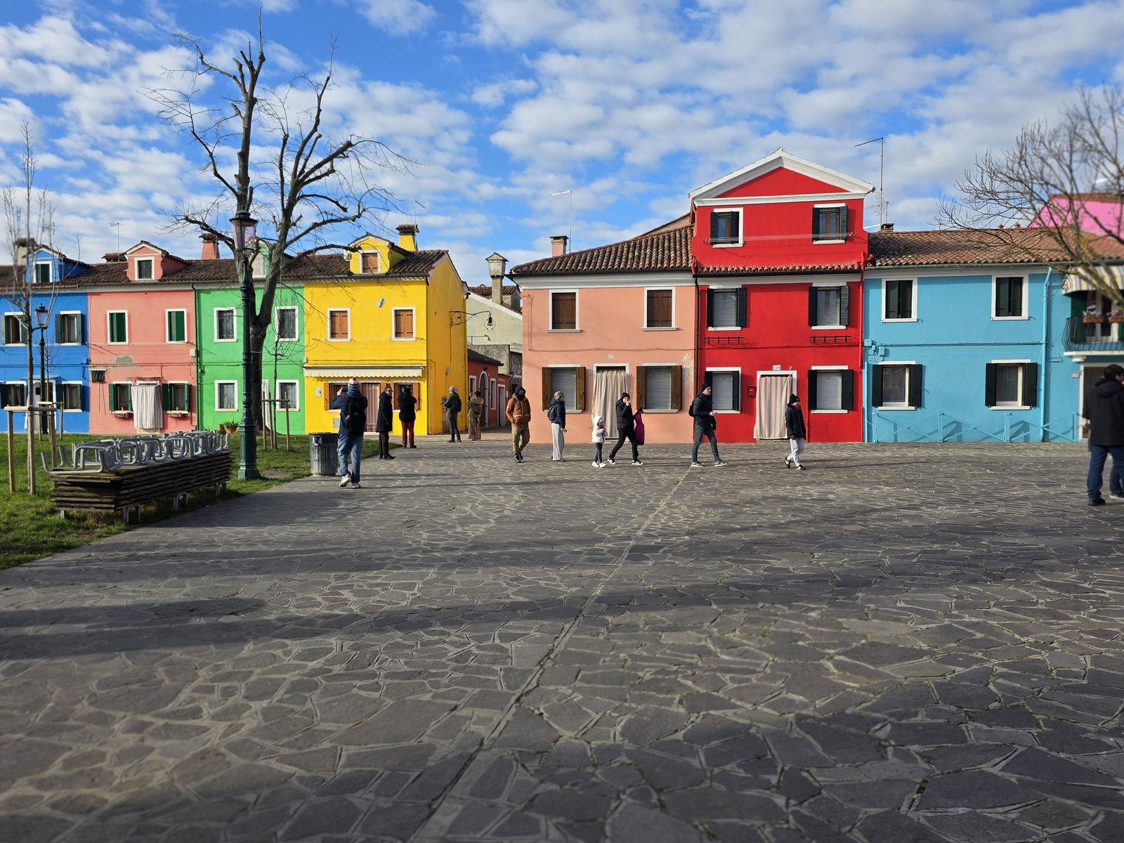 Bunte Häuserzeile am Platz von Burano