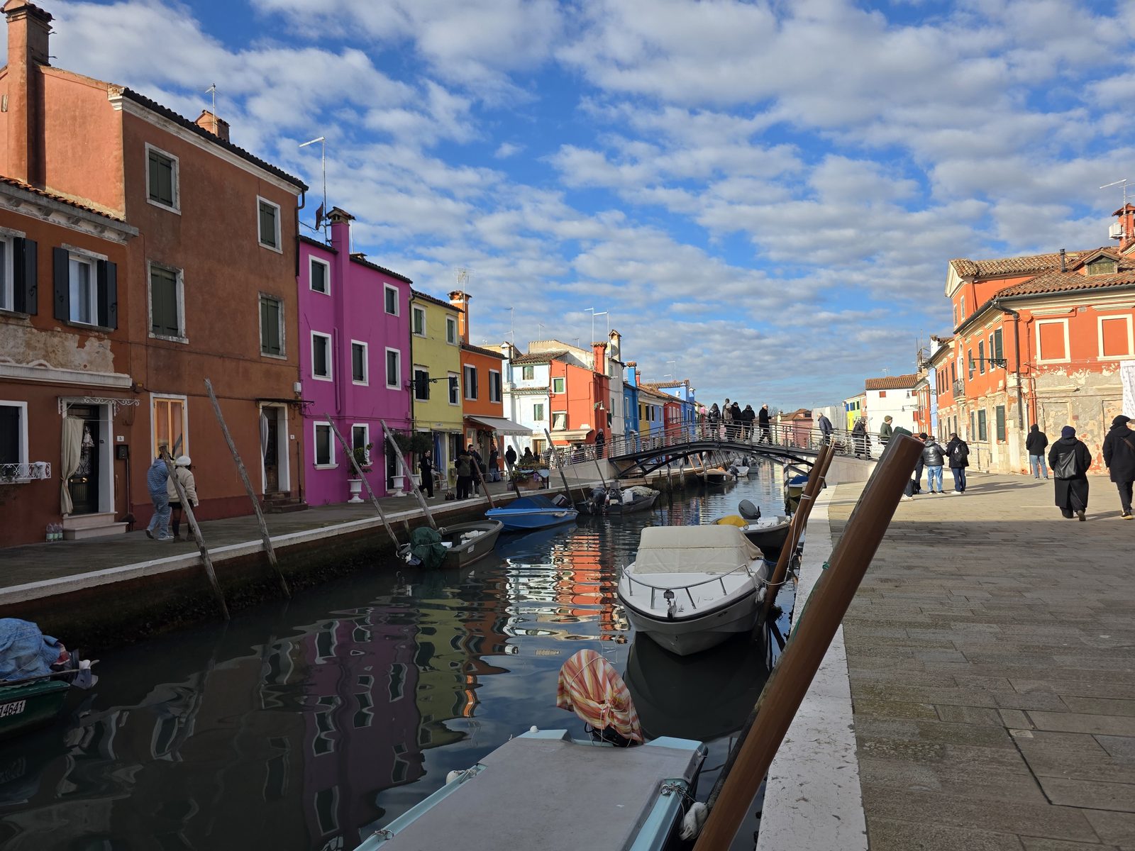 Kanal mit Brücke und bunten Häusern in Burano im Winter