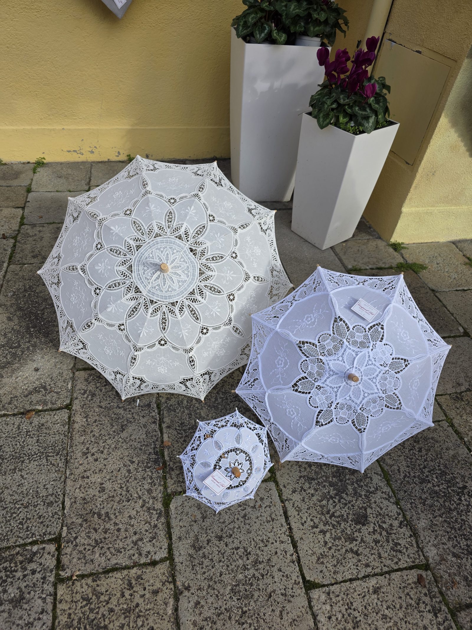 Schirme aus handgeklöppelter Spitze aus Burano
