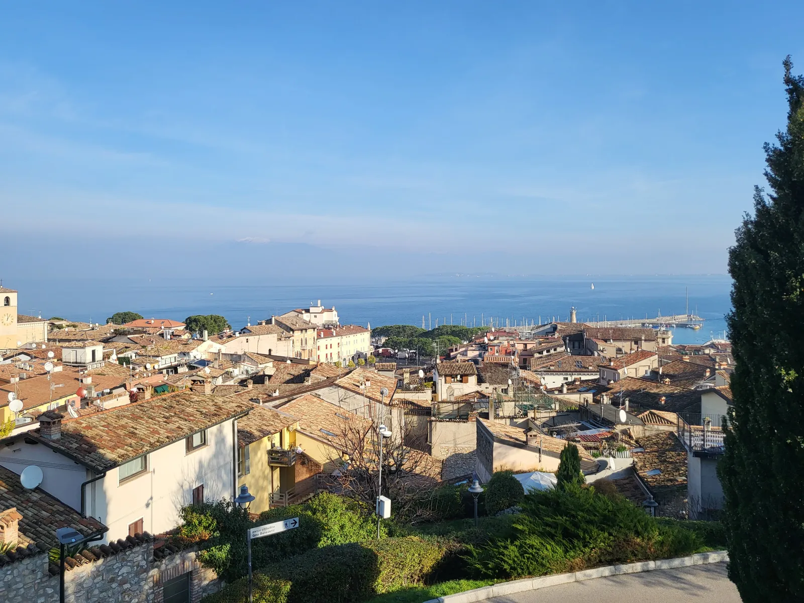 Blick vom Castello über die Dächer von Desenzano auf den Gardasee