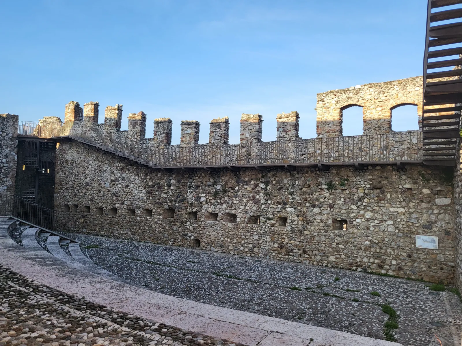Mauer und Zinnen des Castello di Desenzano