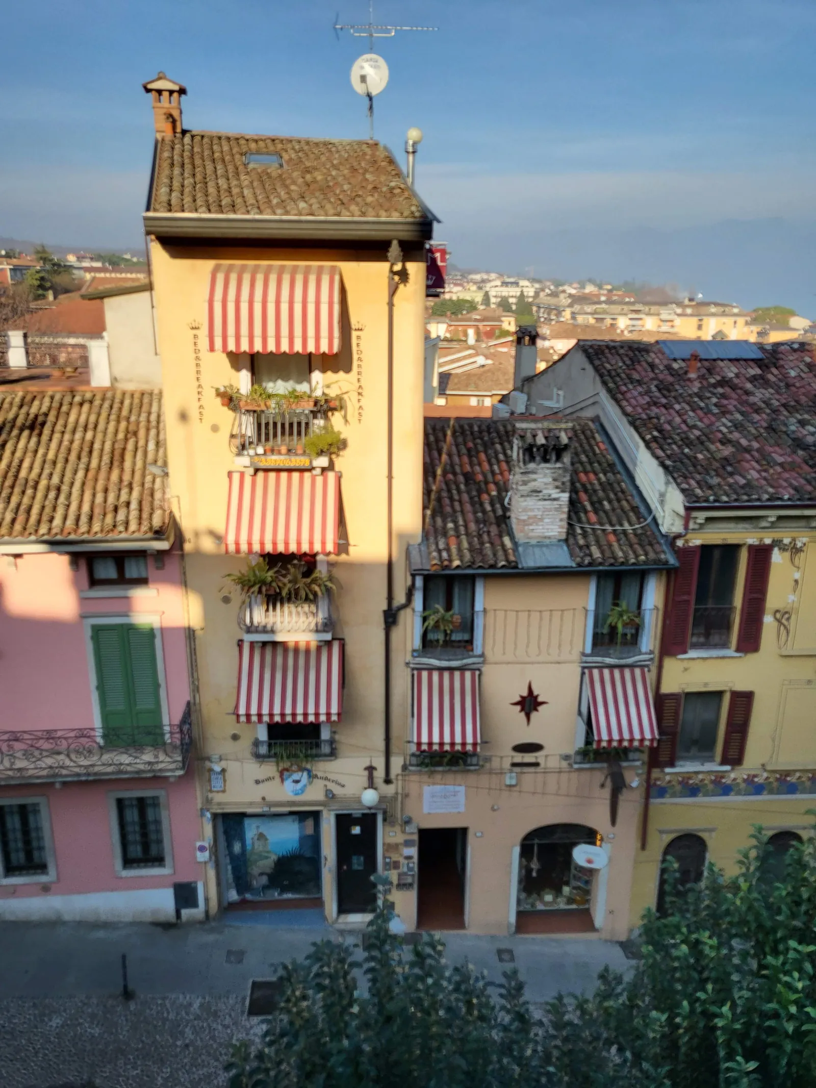 Bunte Häuser mit gestreiften Markisen in der Altstadt von Desenzano