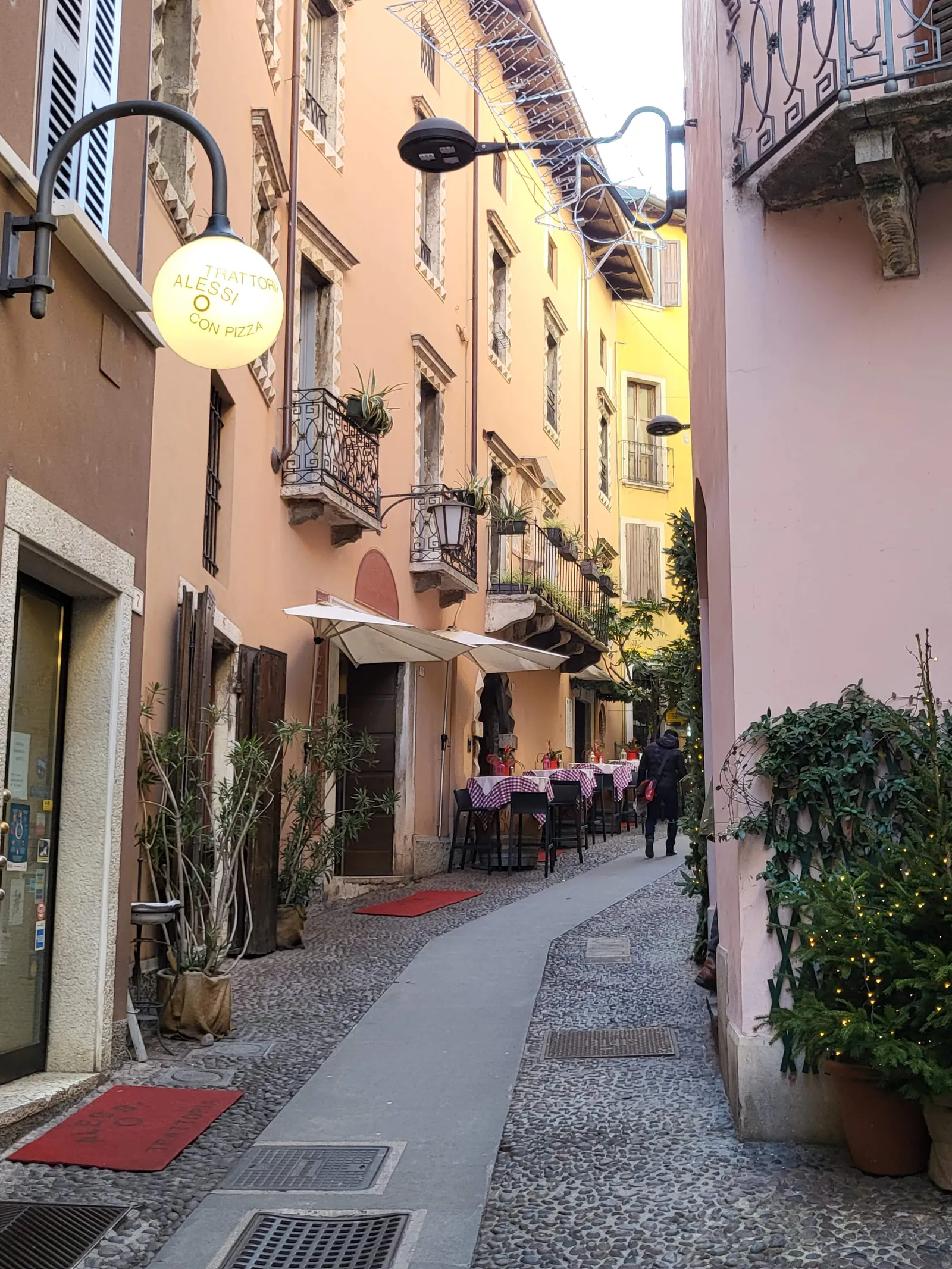 Gasse mit Restauranttischen in der Altstadt von Desenzano