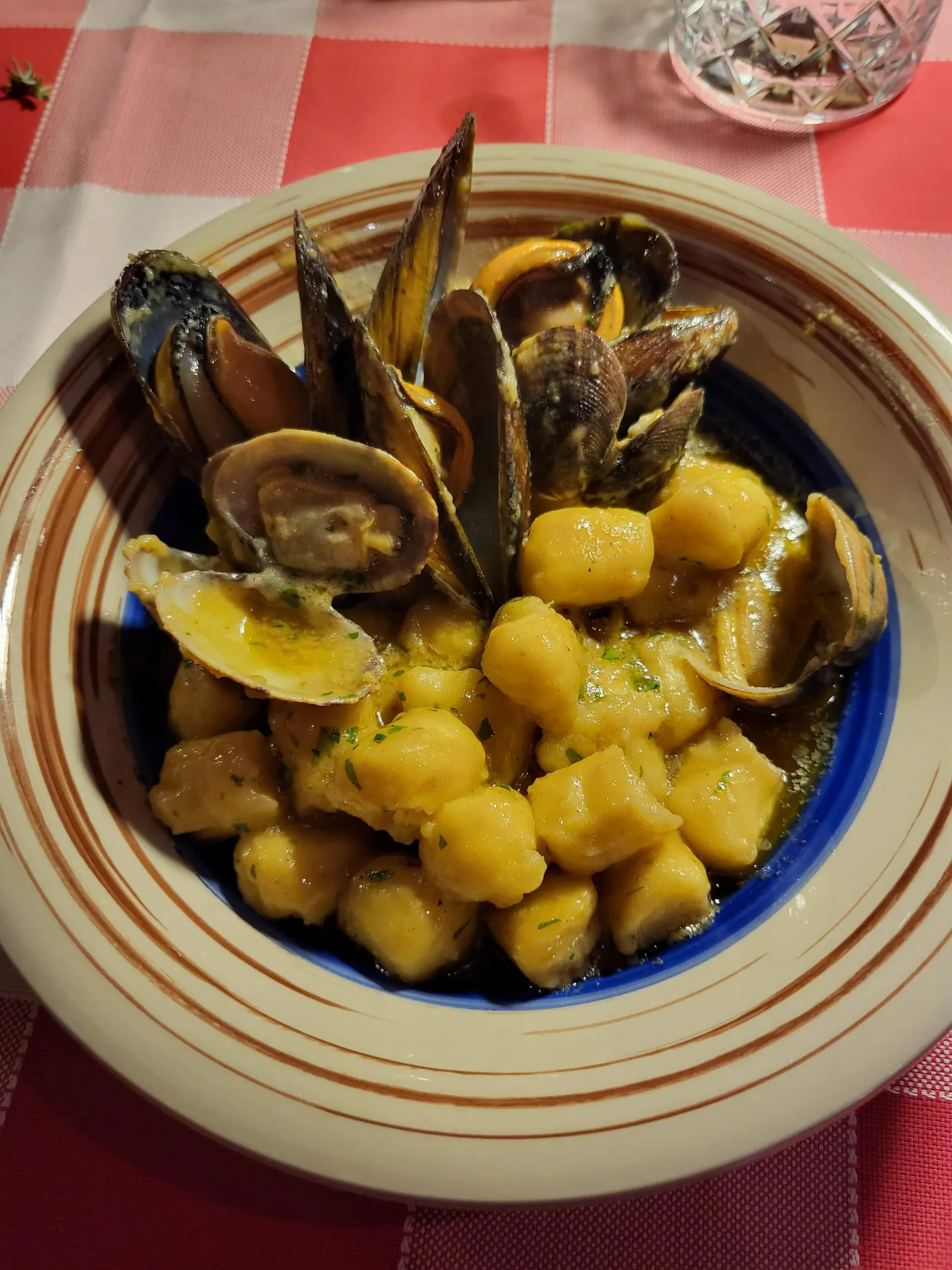 Gnocchi mit Vongole in einem Restaurant in Desenzano