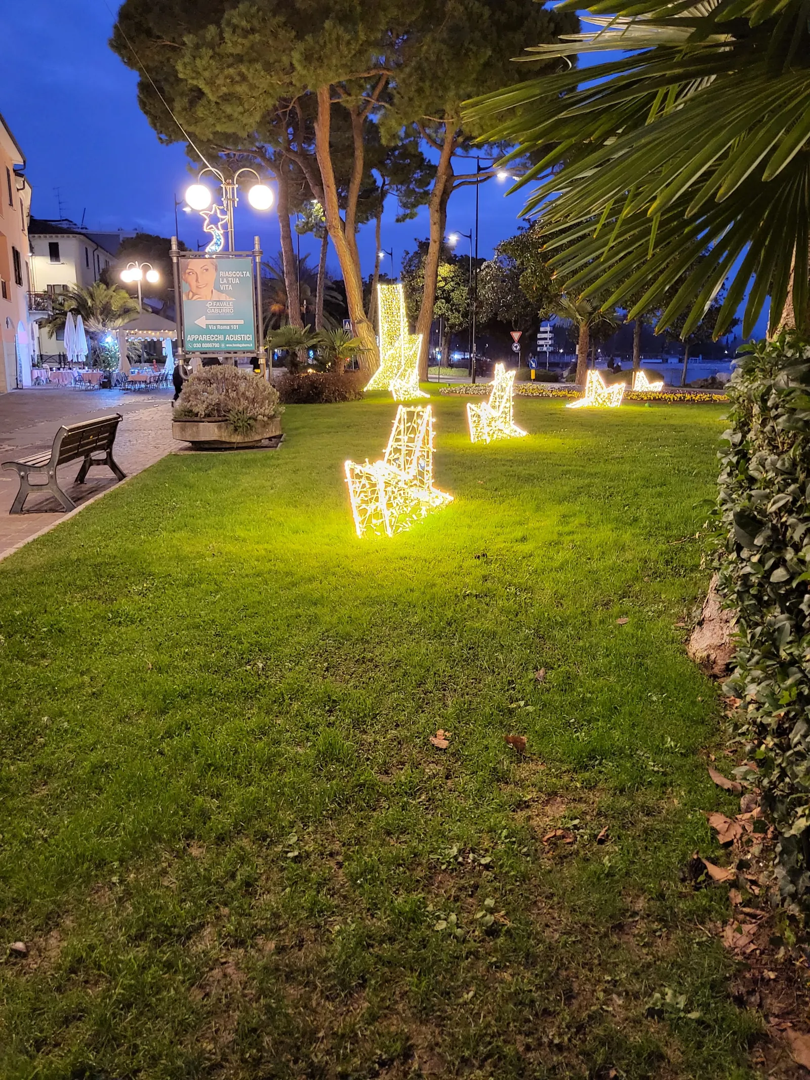 Beleuchtete Rentierfiguren am Abend in Desenzano