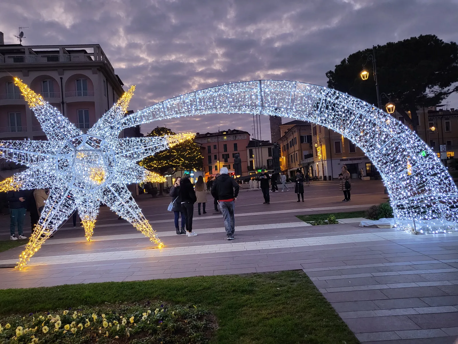 Beleuchteter Sternenbogen über der Promenade in Desenzano im Dezember