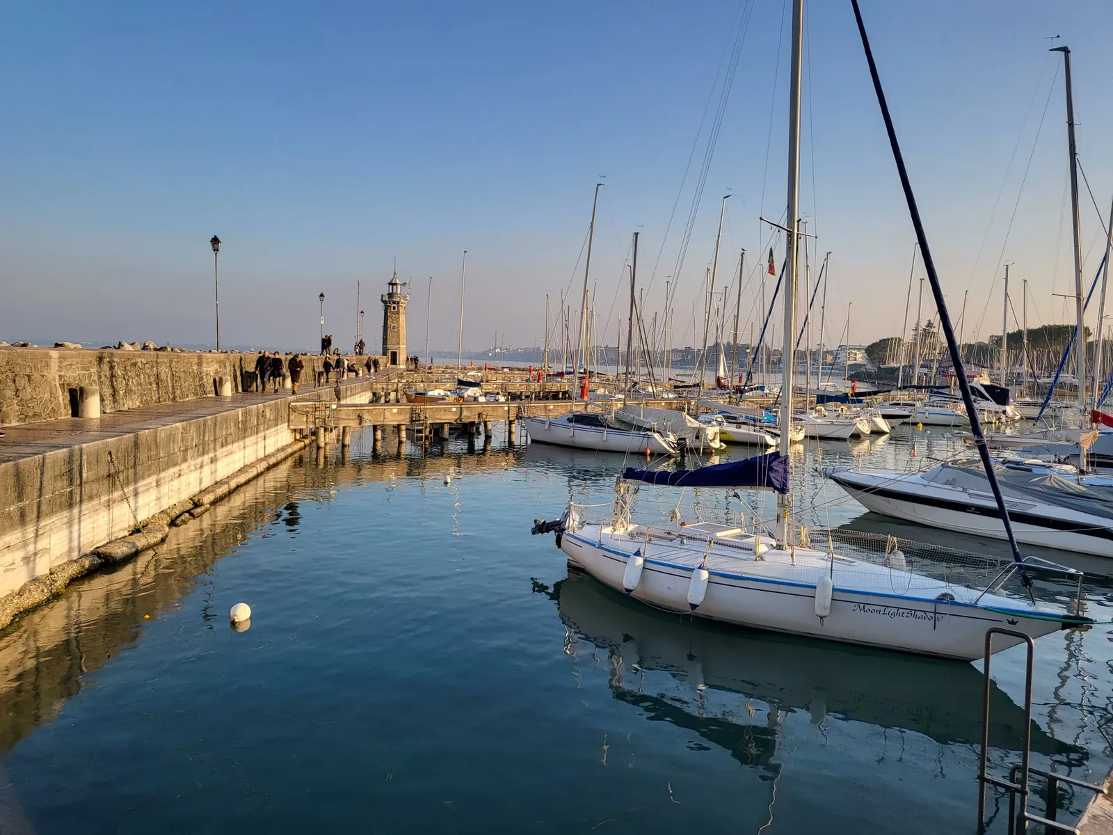 Segelboote und Leuchtturm im Hafen Porto Nuovo in Desenzano