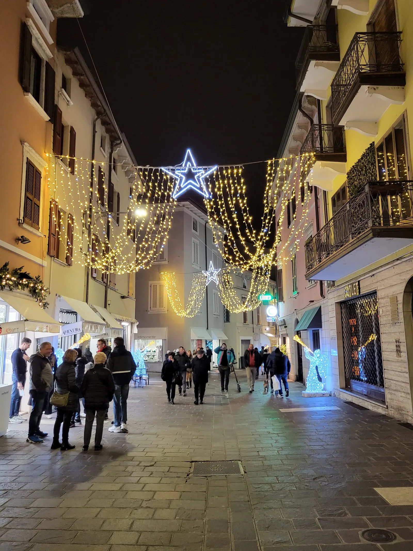 Weihnachtlich beleuchtete Einkaufsstraße in Desenzano del Garda