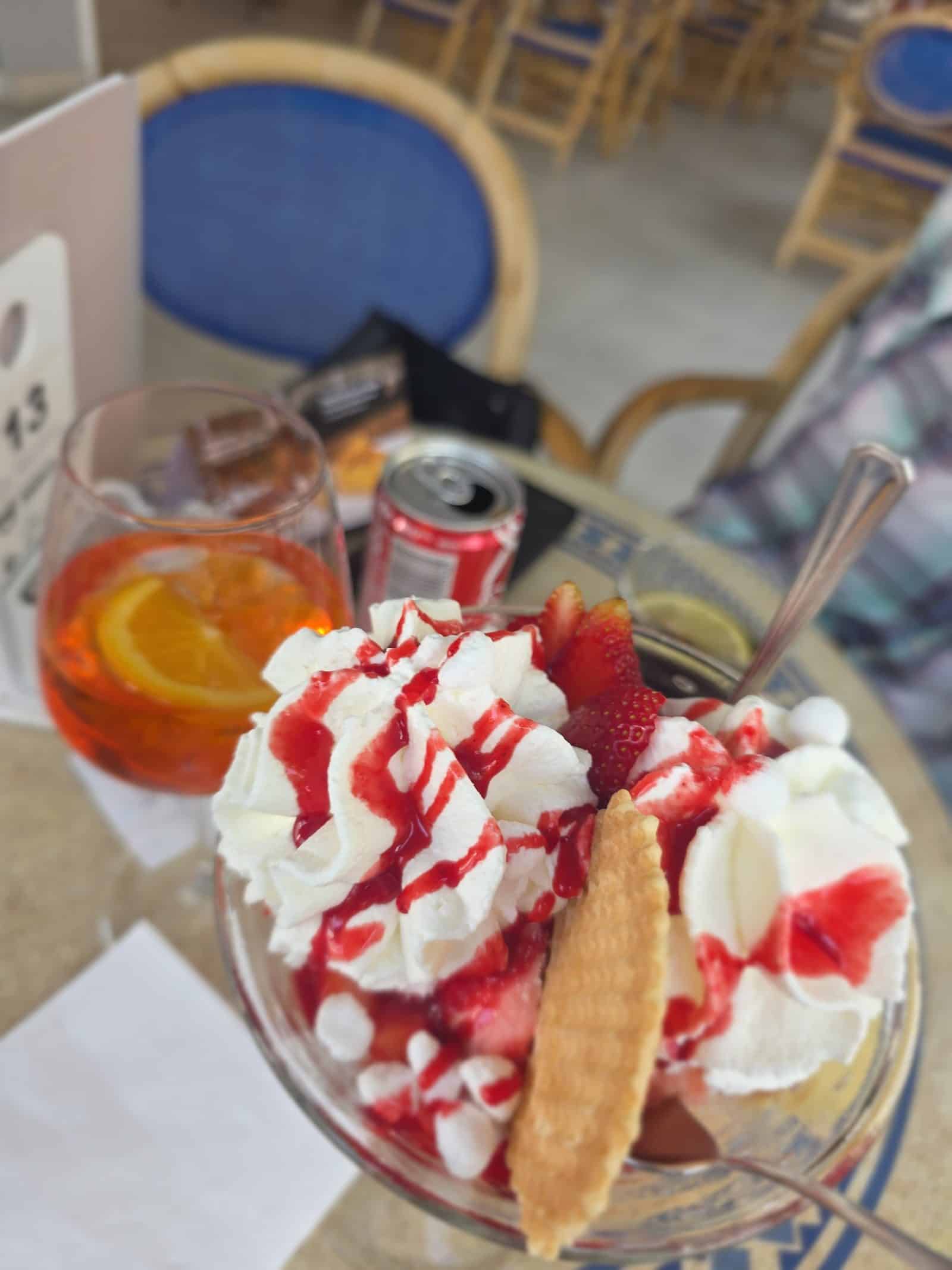 Eisbecher mit Sahne und ein Aperol in Bibione