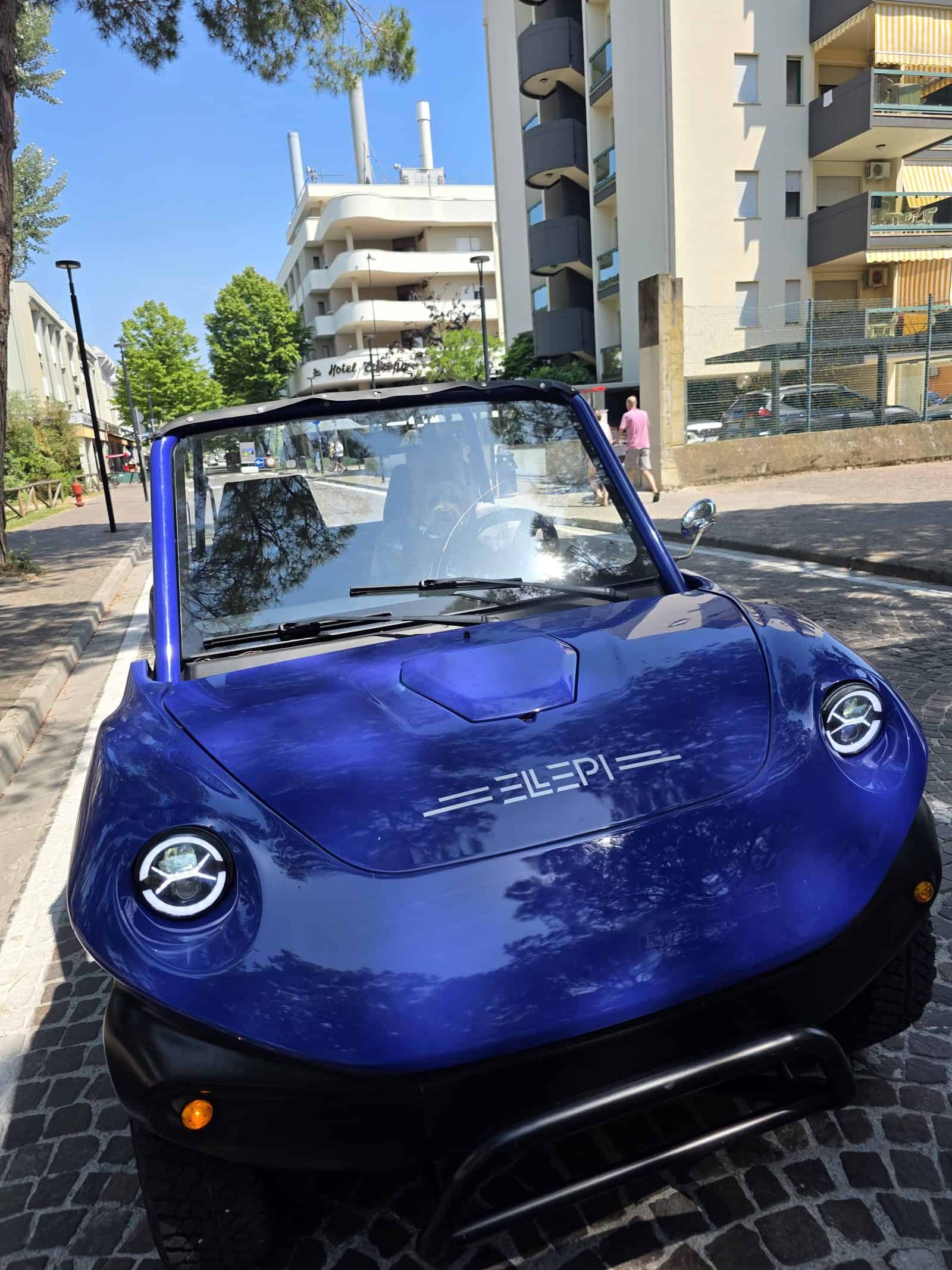 Blauer Elektro-Buggy zum Ausleihen in Bibione