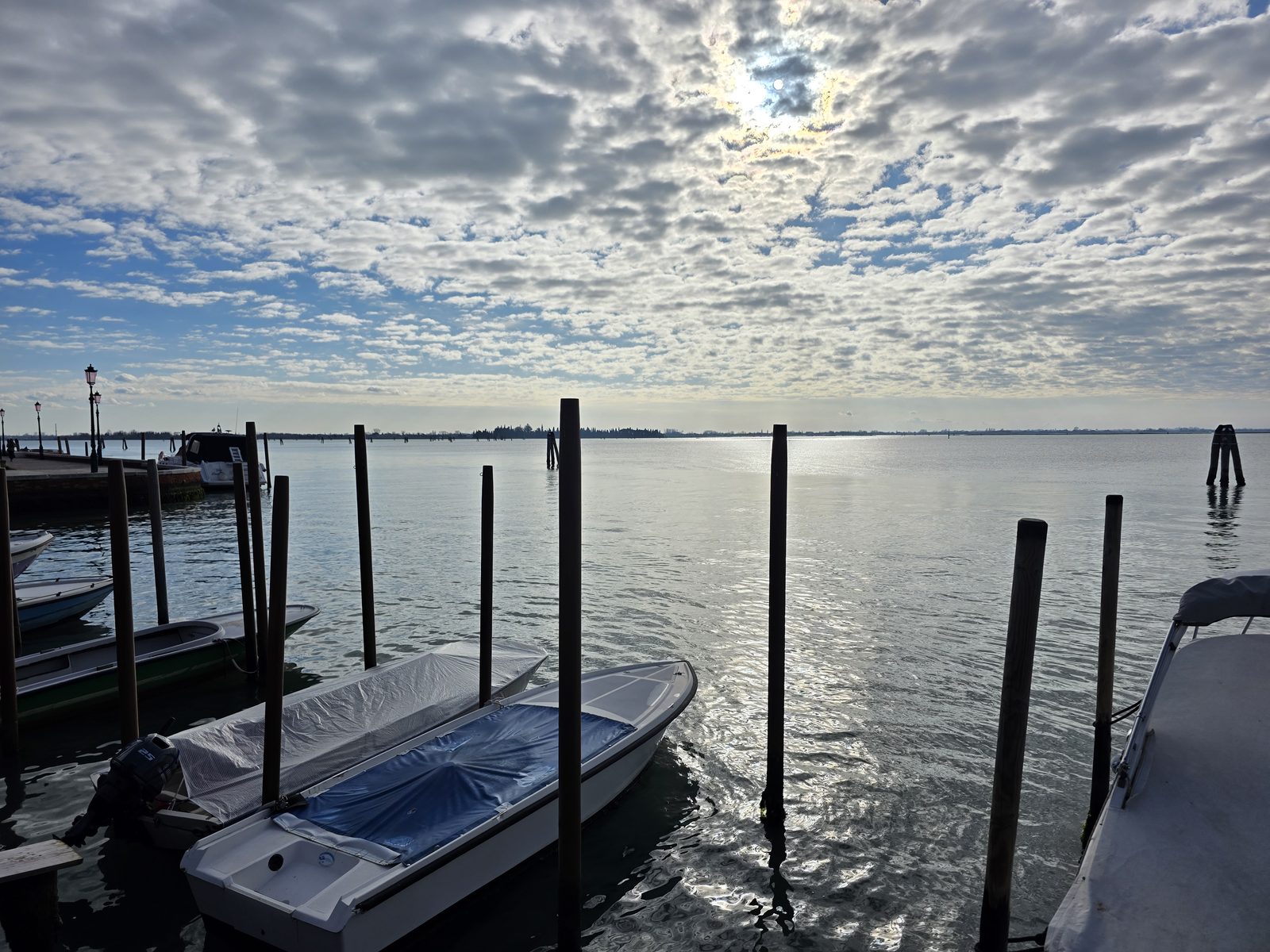 Blick über die Lagune von Venedig mit Booten am Steg
