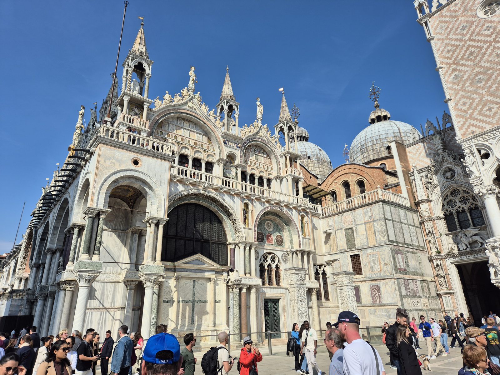 Menschenmenge vor dem Markusdom in Venedig