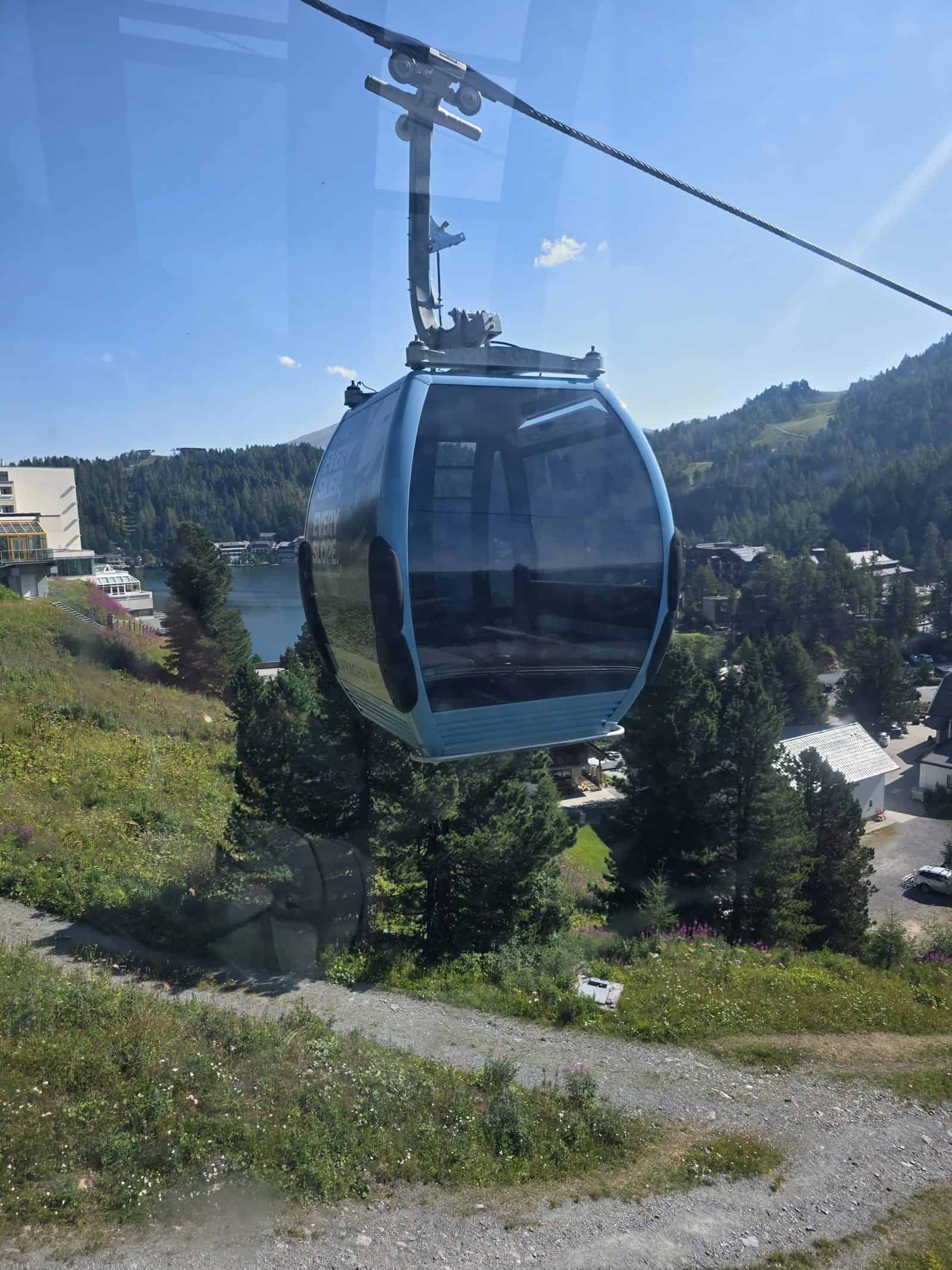 Gondel der Panoramabahn Turracher Höhe über dem Ort und dem Turracher See