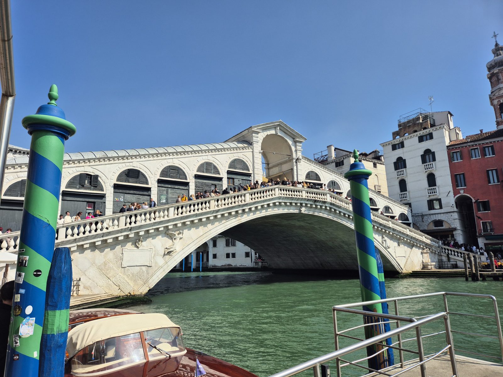 Die Rialtobrücke über dem Canal Grande in Venedig