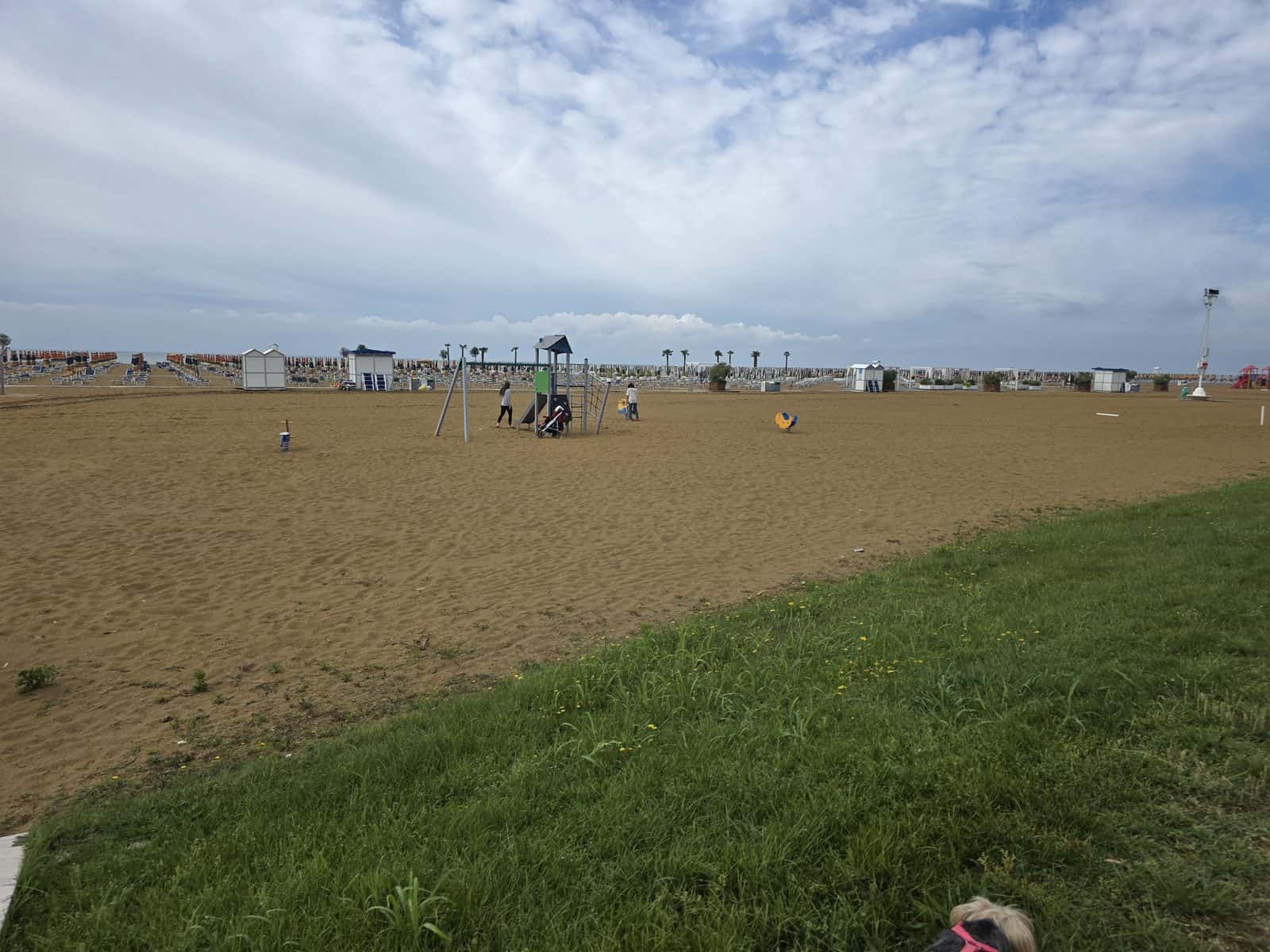 Weiter Sandstrand von Bibione am Vormittag