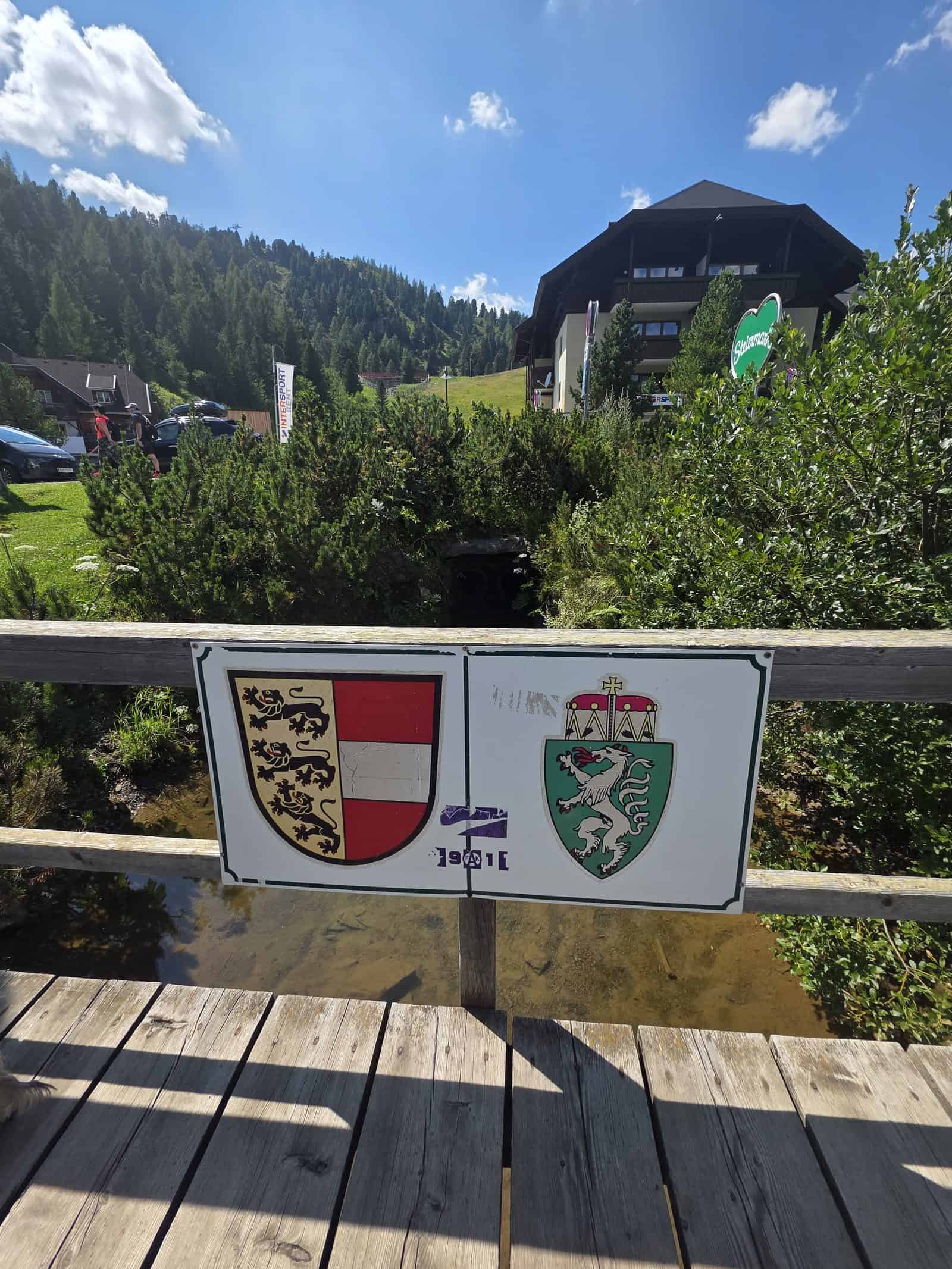 Grenzschild mit den Wappen von Kärnten und der Steiermark auf der Turracher Höhe