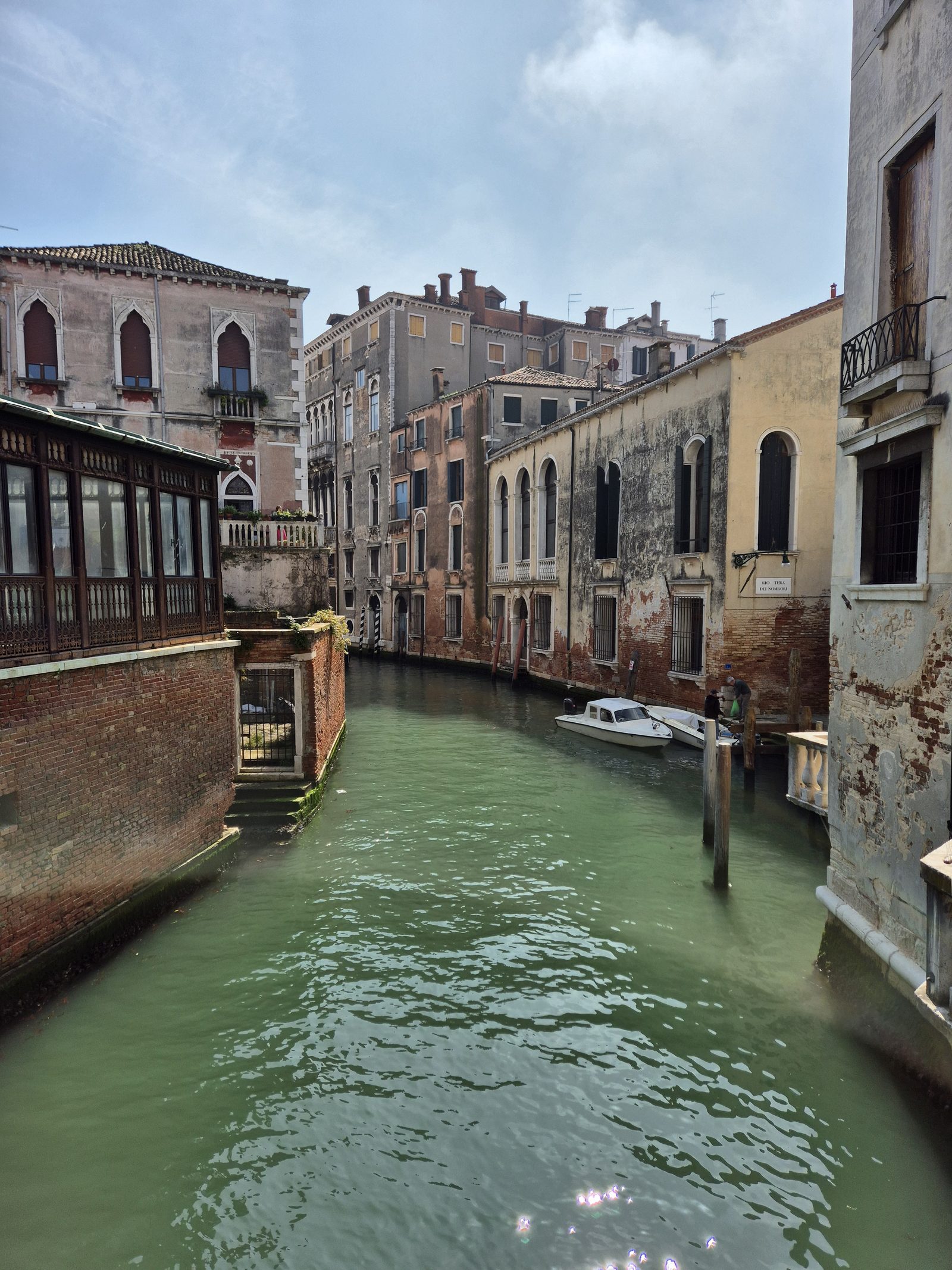 Kanal in Venedig mit Wäscheleine zwischen den Häusern