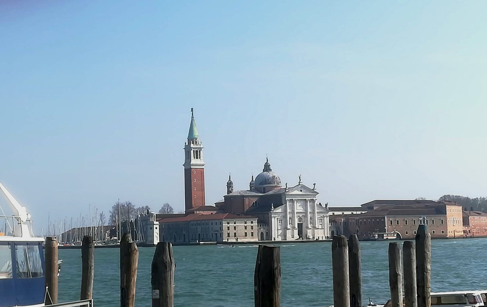 Blick vom Wasser auf San Giorgio Maggiore in Venedig