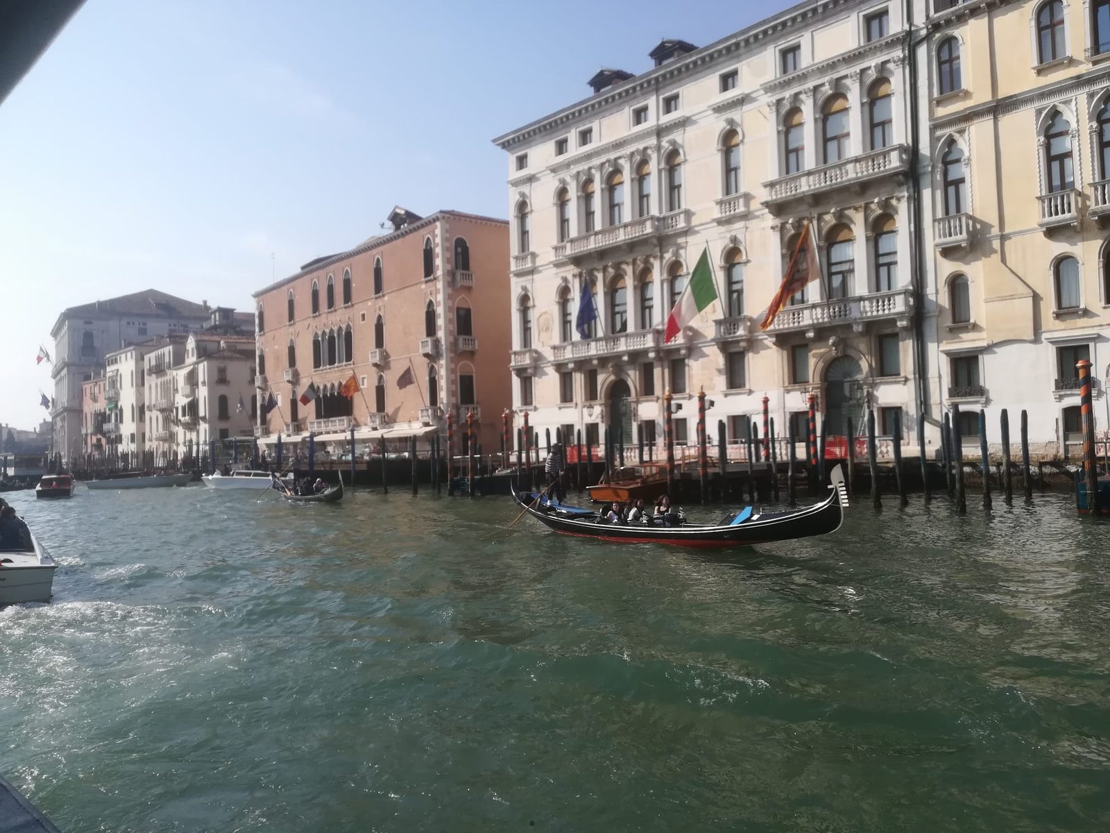 Wassertaxi auf dem Canal Grande in Venedig
